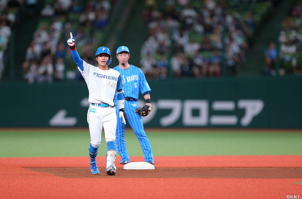 1回表、二塁打を放つ奈良間選手02