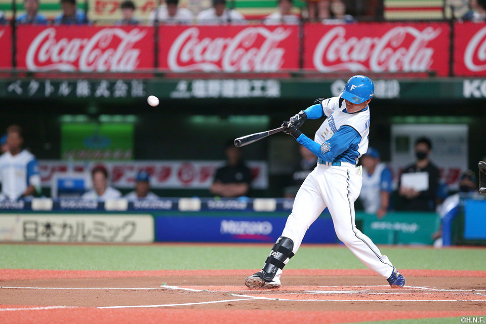 1回表、先制の適時二塁打を放つ清宮選手