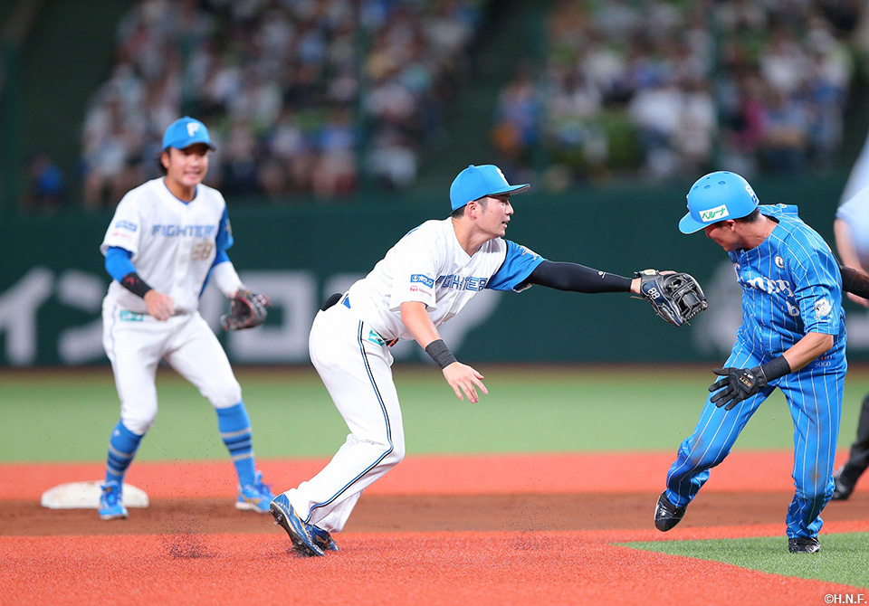 1回裏、好判断で二塁走者をアウトにする上川畑選手