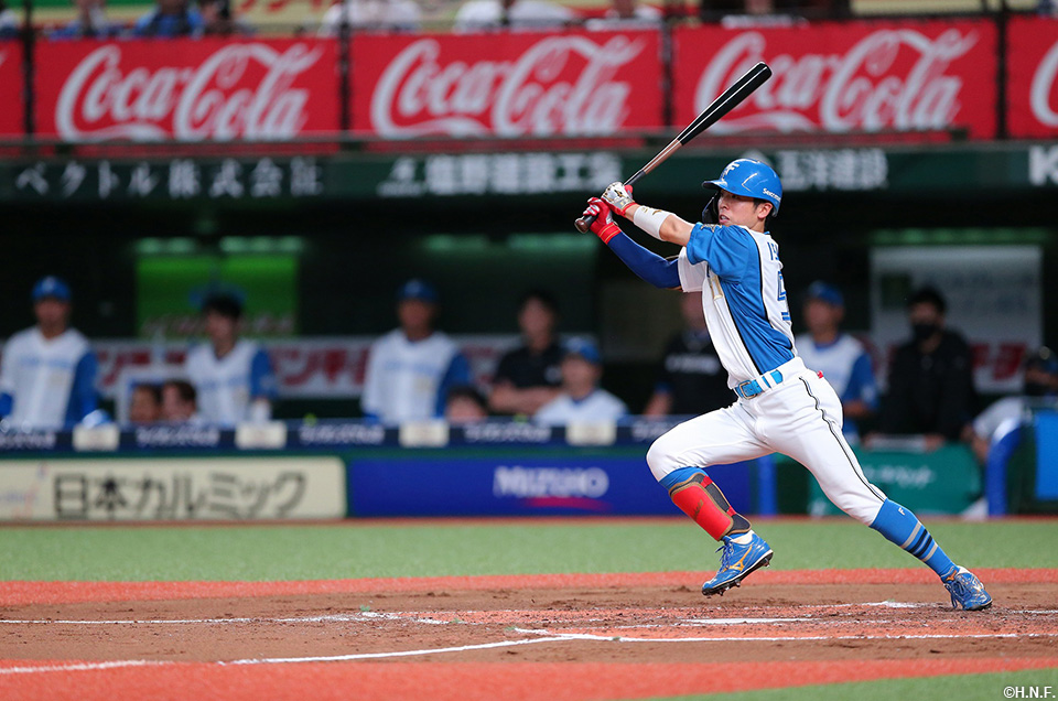 2回表、適時三塁打を放つ五十幡選手01