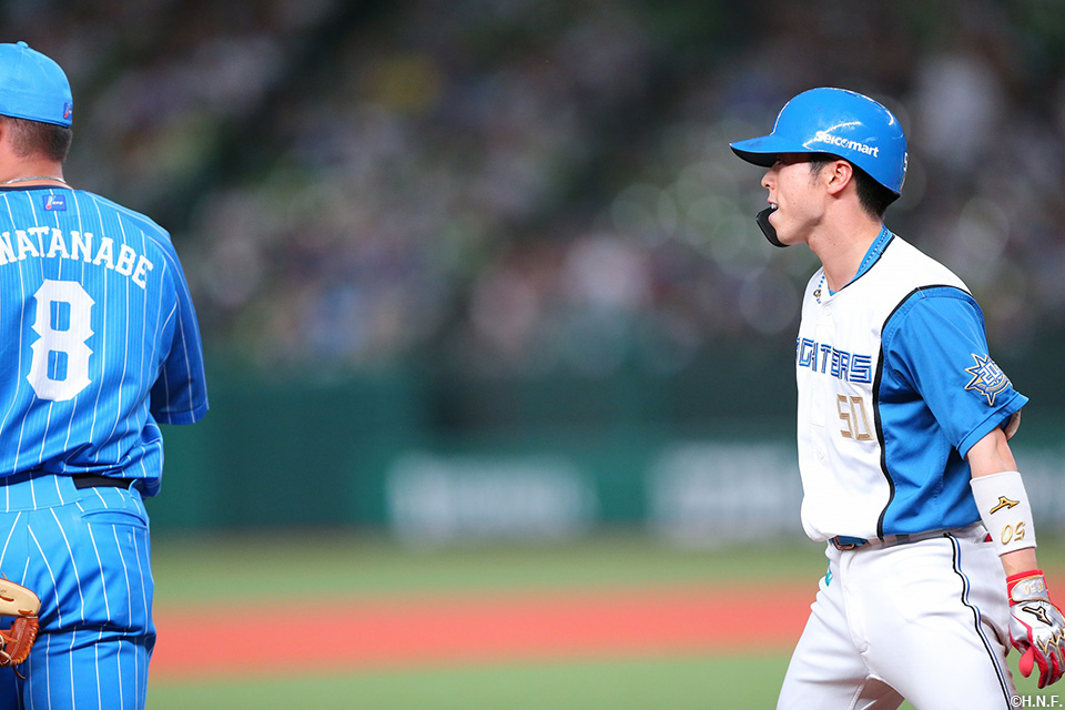 2回表、適時三塁打を放つ五十幡選手02