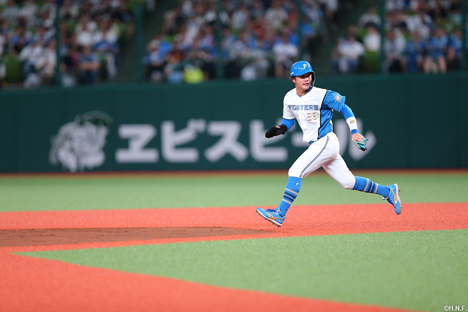 2回表、プロ初盗塁を成功させる奈良間選手