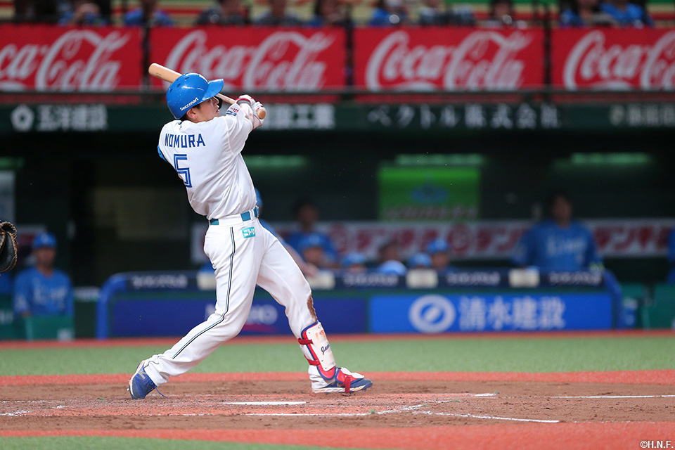 3回表、レフトスタンドへ一発を放つ野村選手01