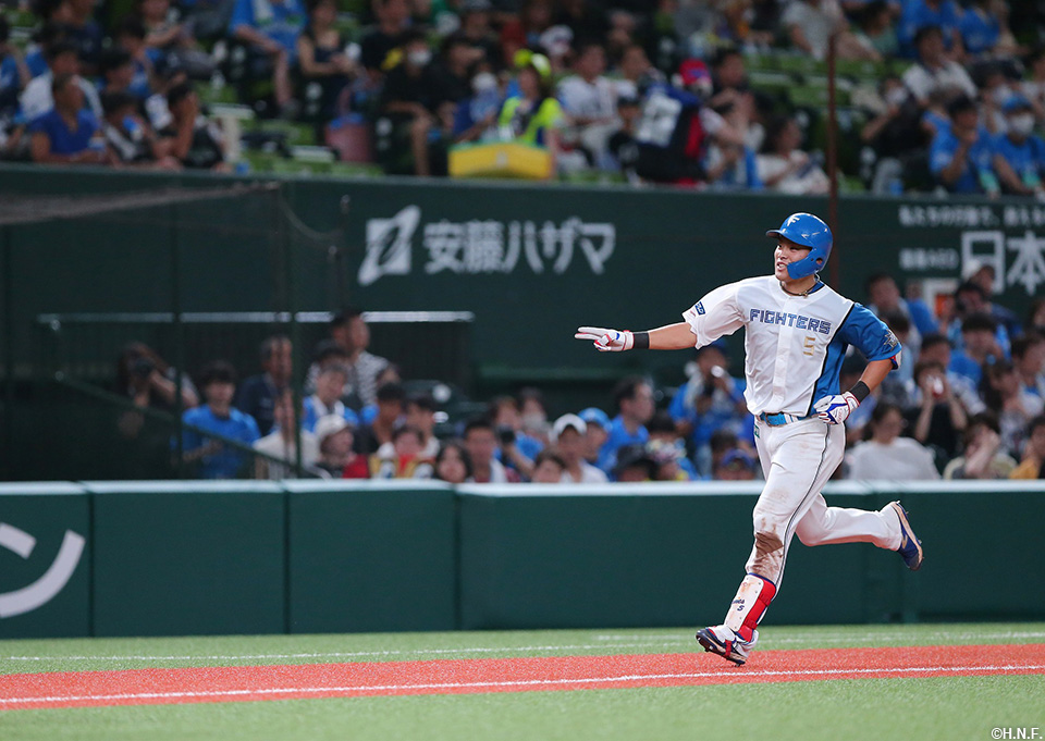 3回表、レフトスタンドへ一発を放つ野村選手02