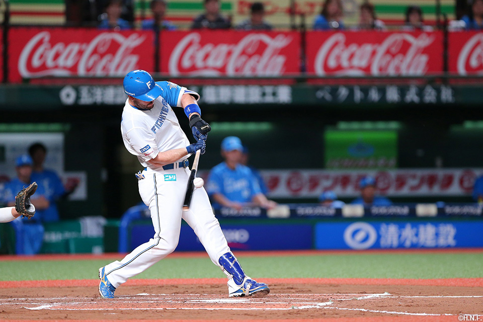 7回表、センターへヒットを放つマルティネス選手