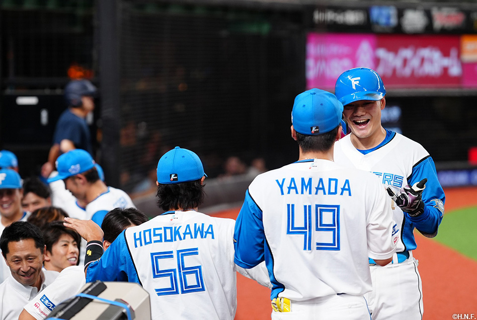 1回表、先制本塁打を放つ清宮選手02