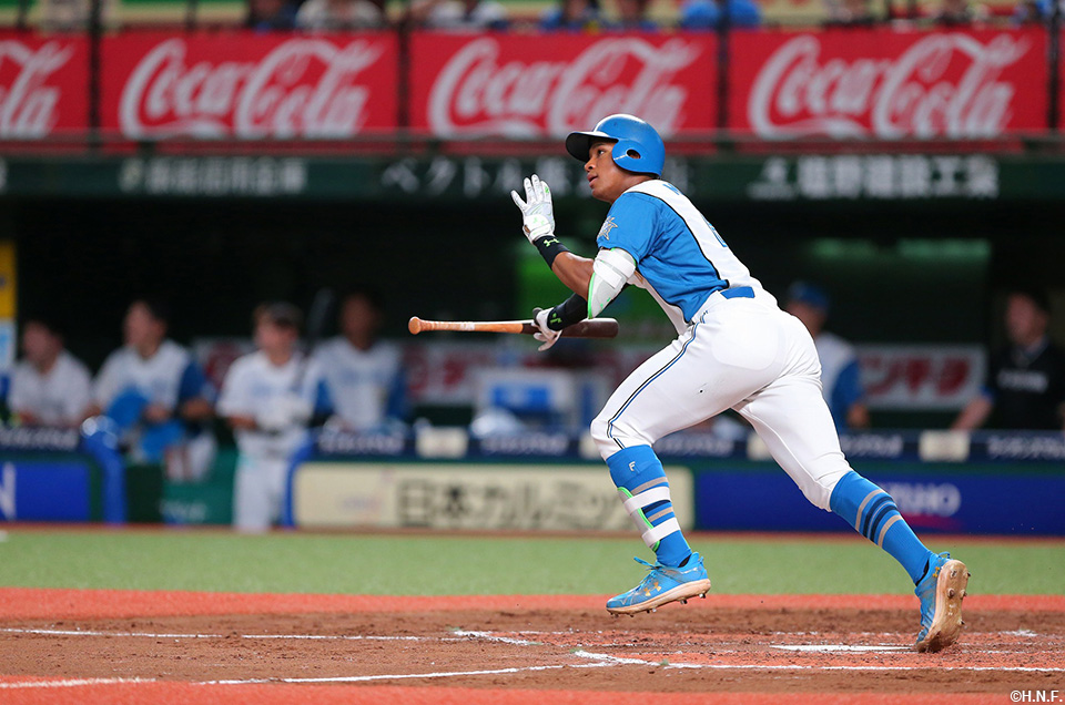 3回表、同点適時二塁打を放つ万波選手