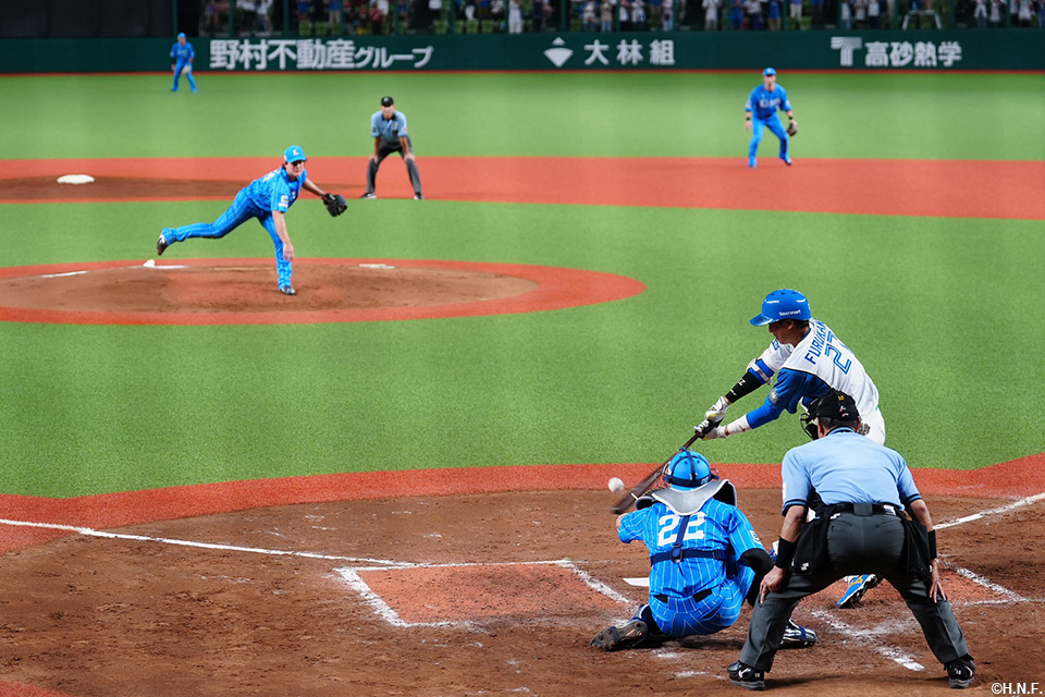 4回表、レフトへヒットを放つ古川選手