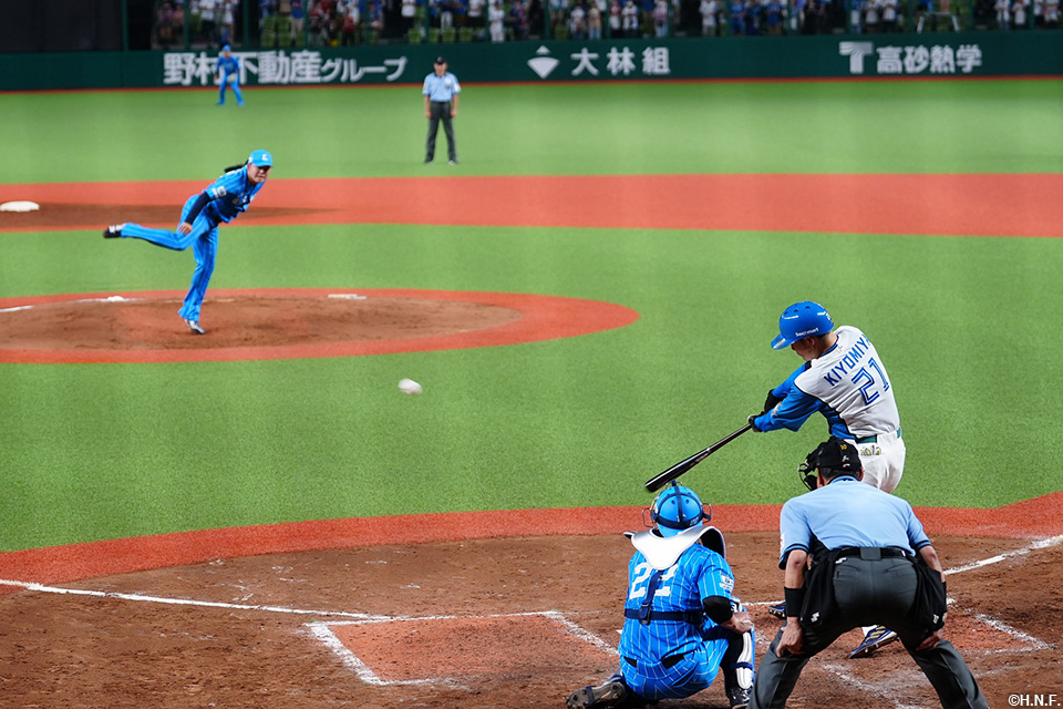 5回表、二塁打を放つ清宮選手