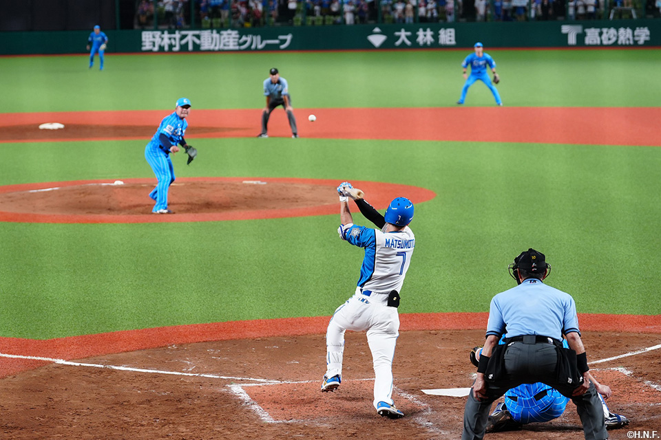 5回表、内野安打を放つ松本剛選手