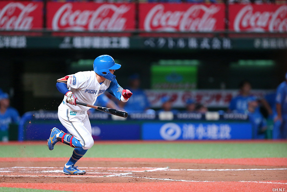 6回表、勝ち越し適時内野安打を放つ五十幡選手