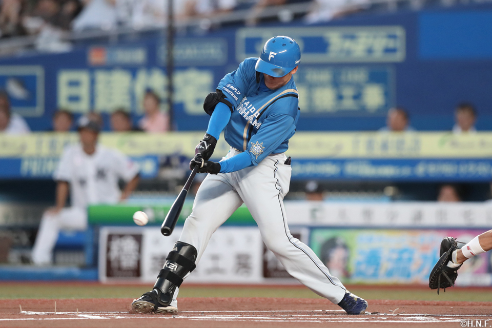 1回表、ライトへヒットを放つ清宮選手
