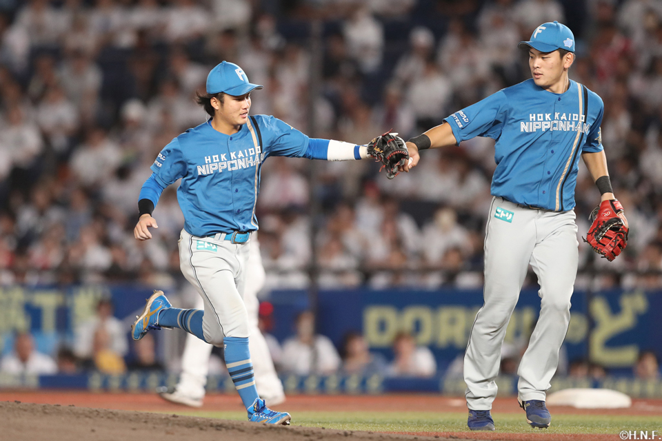 3回裏、併殺を完成させた奈良間選手と野村選手