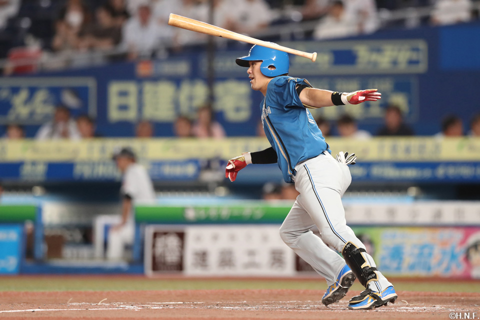 5回表、レフトへヒットを放つ伏見選手