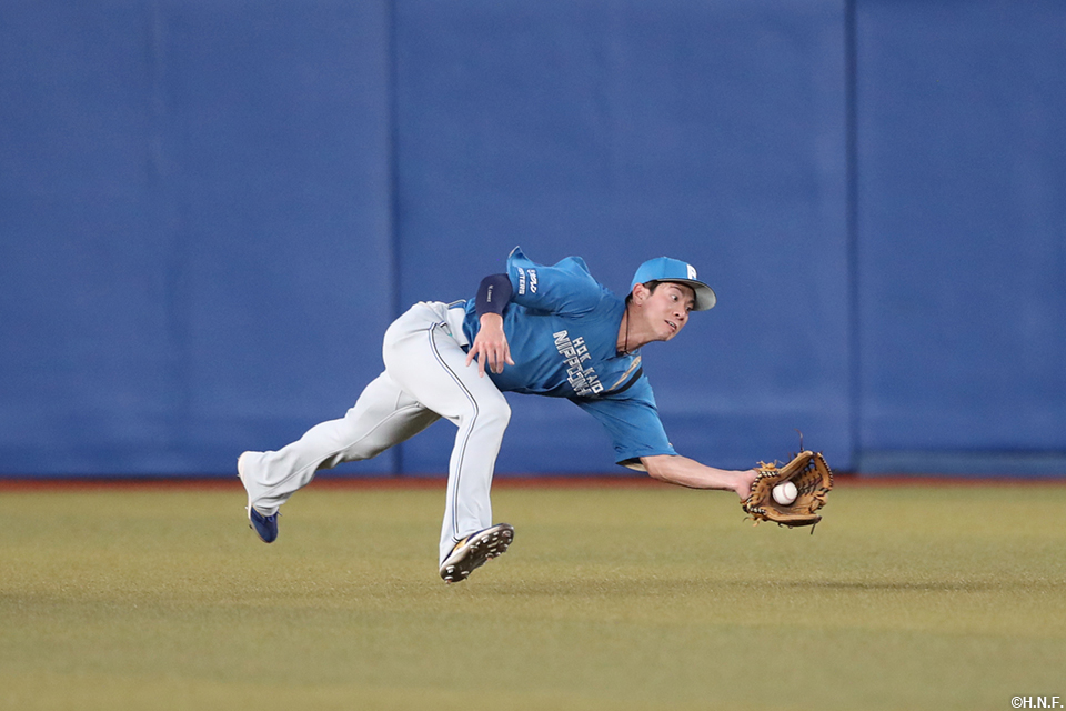 1回裏、好守をみせる松本剛選手