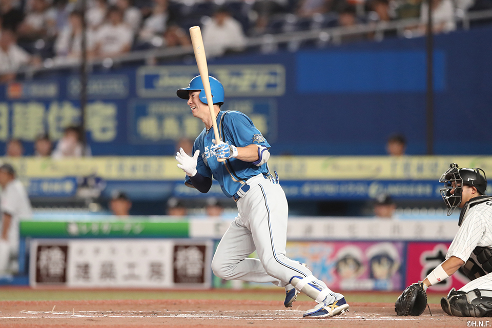 4回表、レフトへヒットを放つ松本剛選手