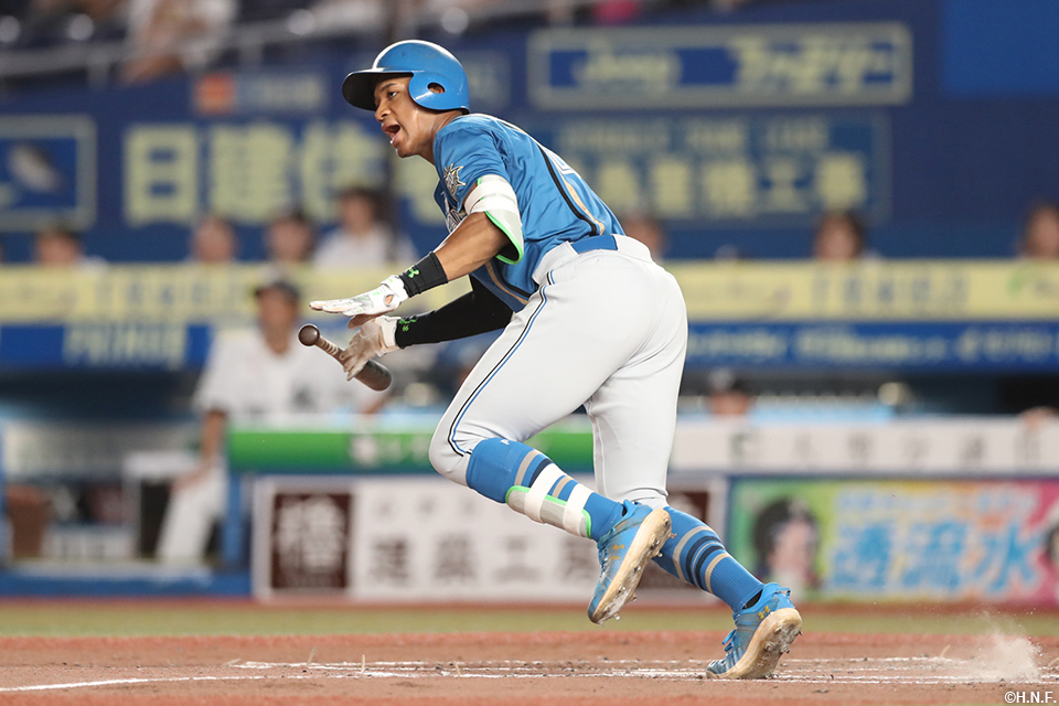 4回表、レフトへ先制の適時打を放つ万波選手