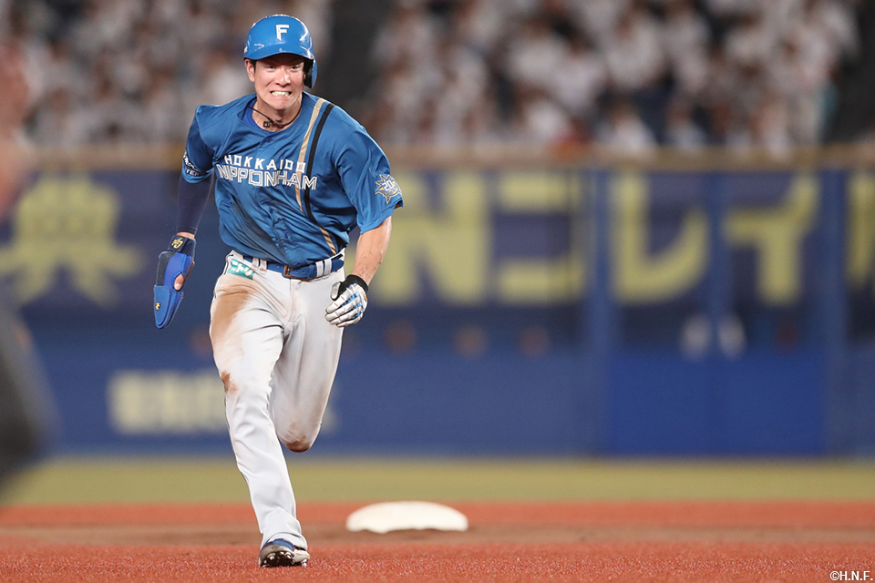 6回表、好判断で三塁を陥れる松本剛選手