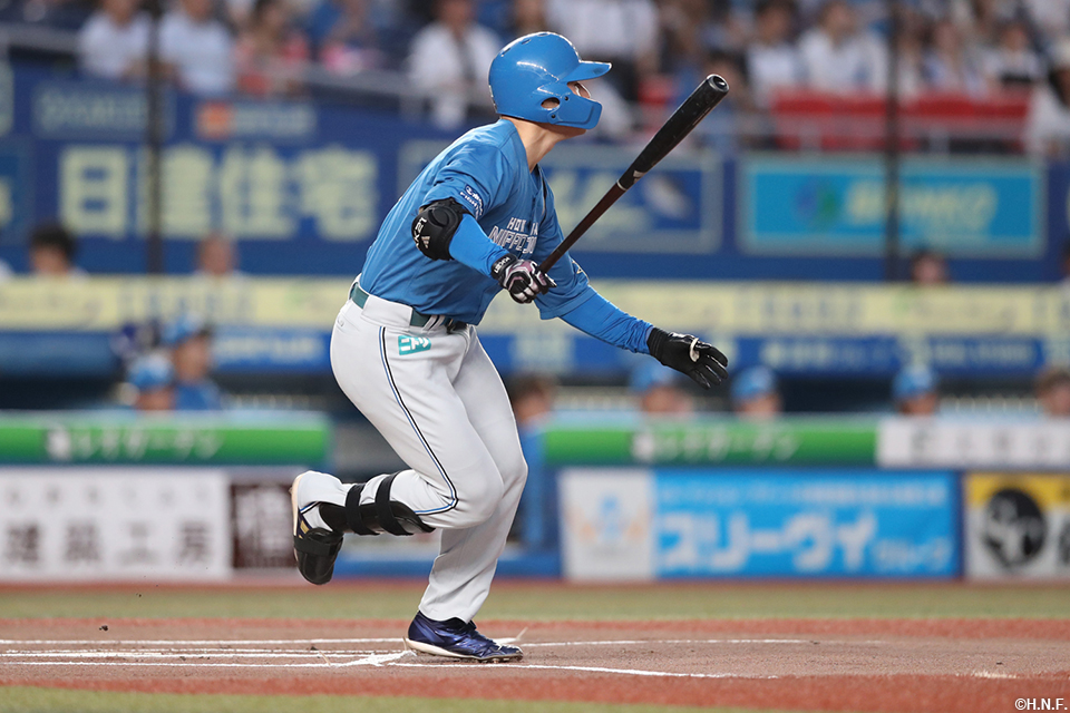 1回表、レフトへ先制適時二塁打を放つ清宮選手