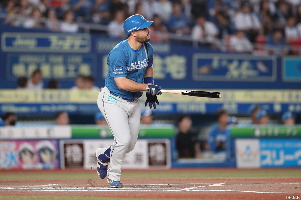 1回表、センターへ適時二塁打を放つマルティネス選手