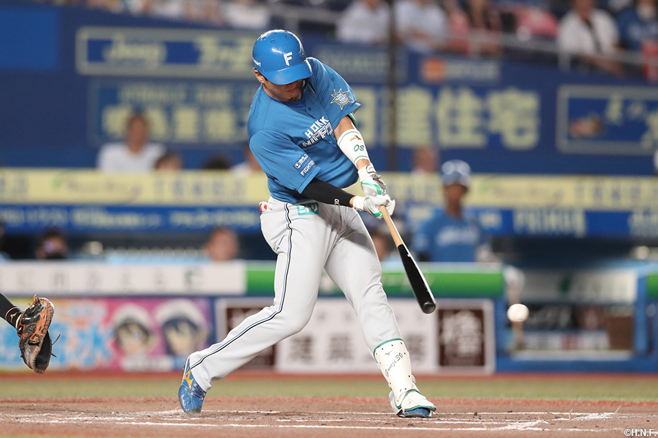 2回表、レフトへ適時打を放つ郡司選手