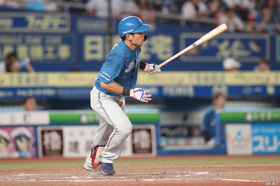 4回表、レフトへヒットを放つ野村選手