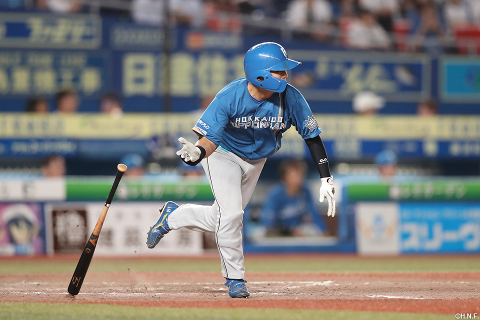 5回表、センターへ同点適時打を放つ上川畑選手