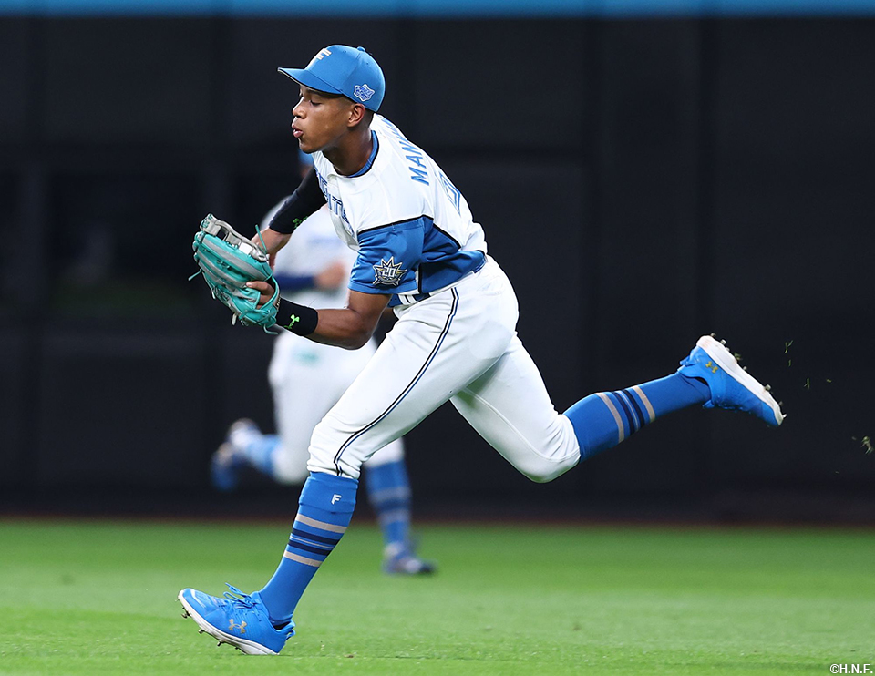 2回表、好守をみせる万波選手