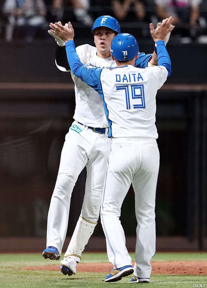2回裏、レフトへ先制のソロ本塁打を放った伏見選手01