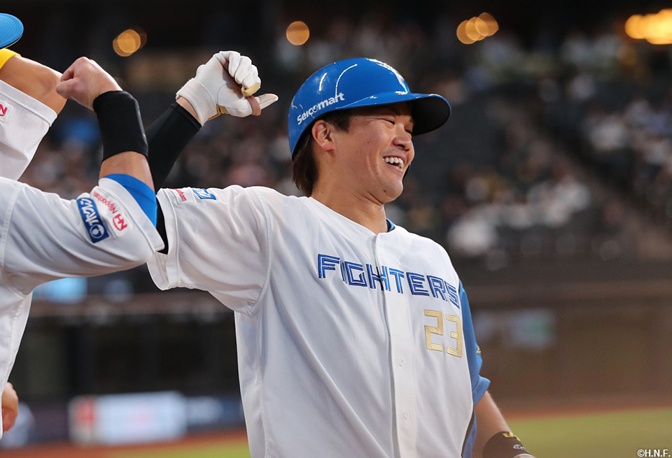 2回裏、レフトへ先制のソロ本塁打を放った伏見選手02