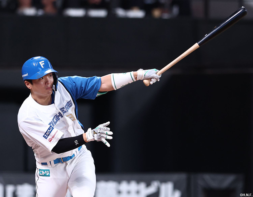 3回裏、ライトへヒットを放つ郡司選手