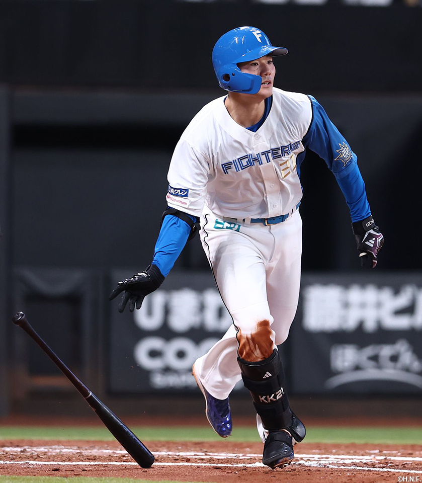 3回裏、ライトへ適時打を放つ清宮選手01