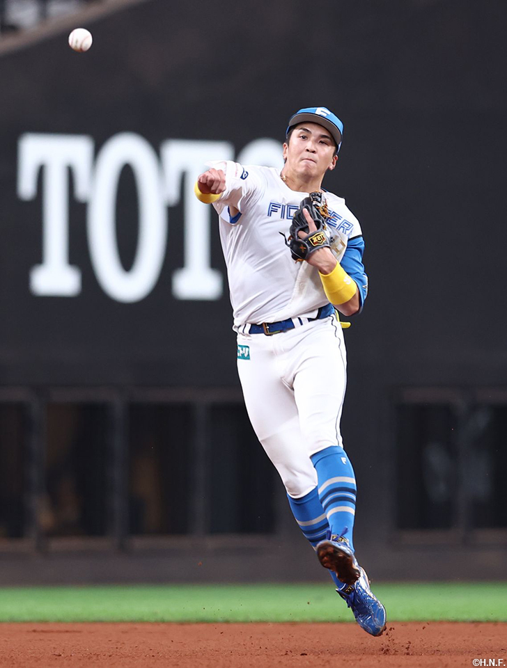 4回表、好守をみせる山田選手