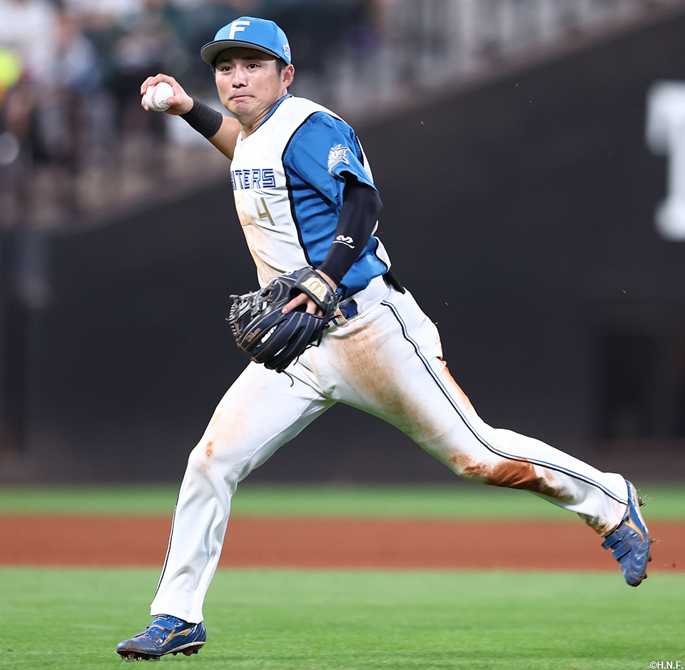 5回表、好守をみせる上川畑選手