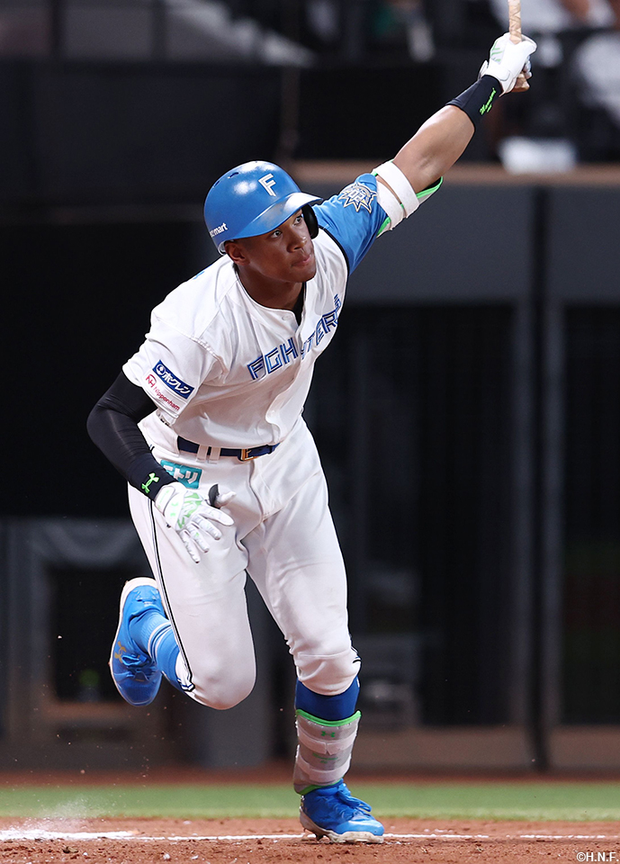 8回、ライトへ適時打を放つ万波選手