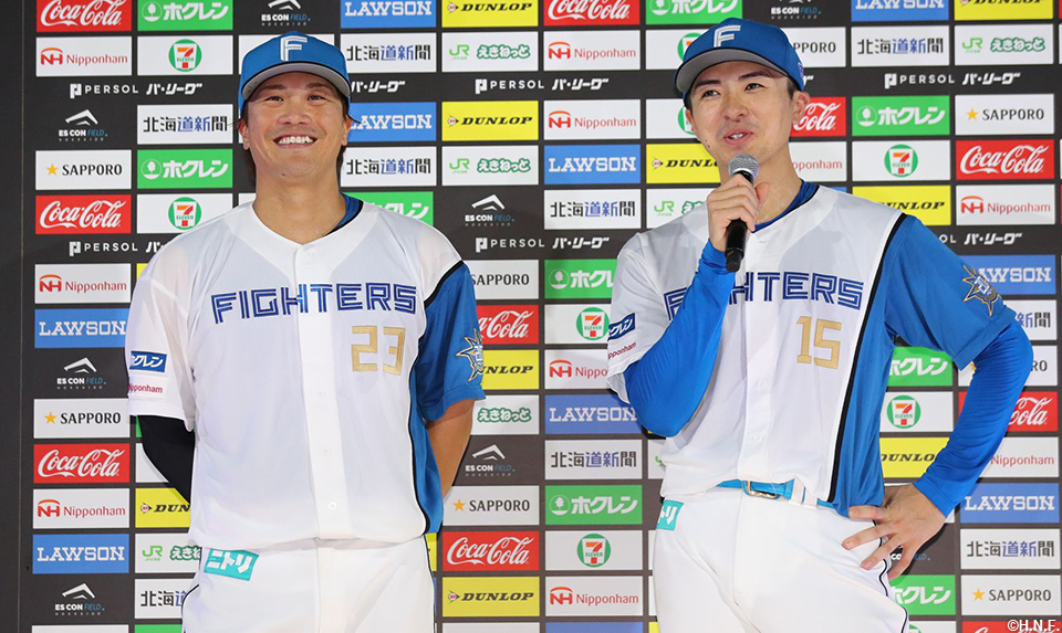 ヒーローの伏見選手と上沢投手01