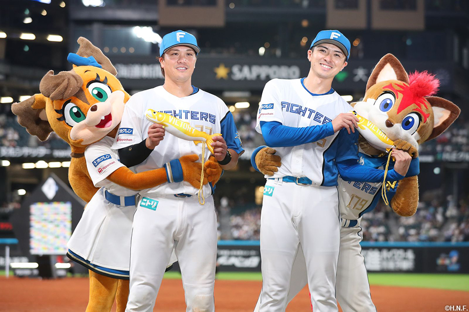 ヒーローの伏見選手と上沢投手02