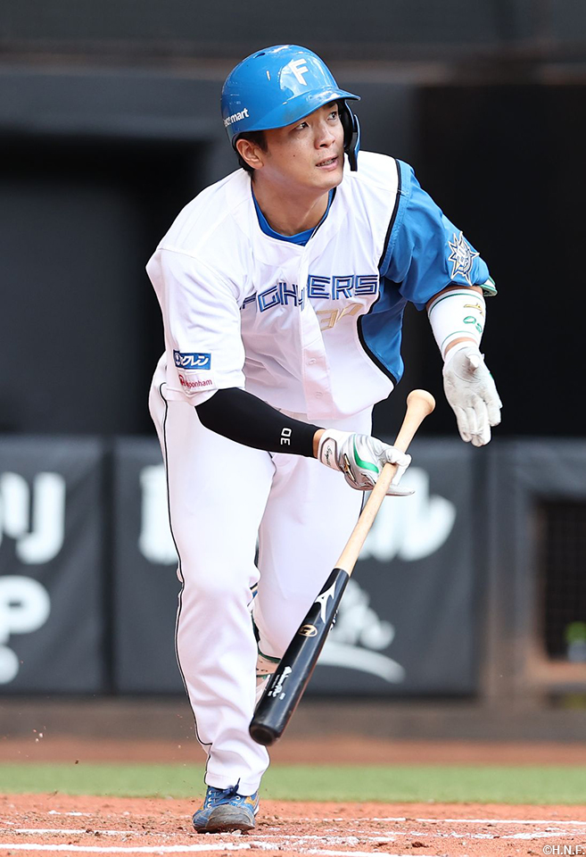 3回裏、センターへヒットを放つ郡司選手