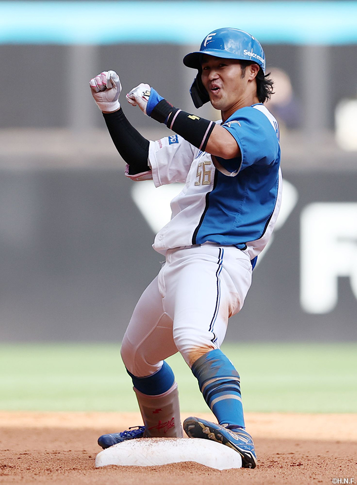 4回裏、ライトへ二塁打を放つ細川選手