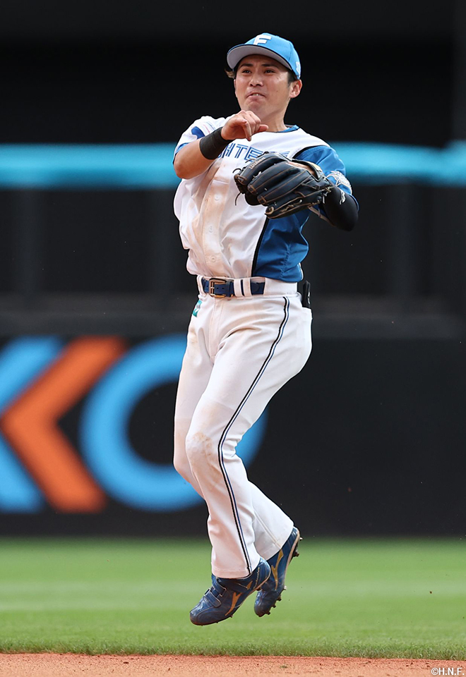 5回表、好守を見せる上川畑選手