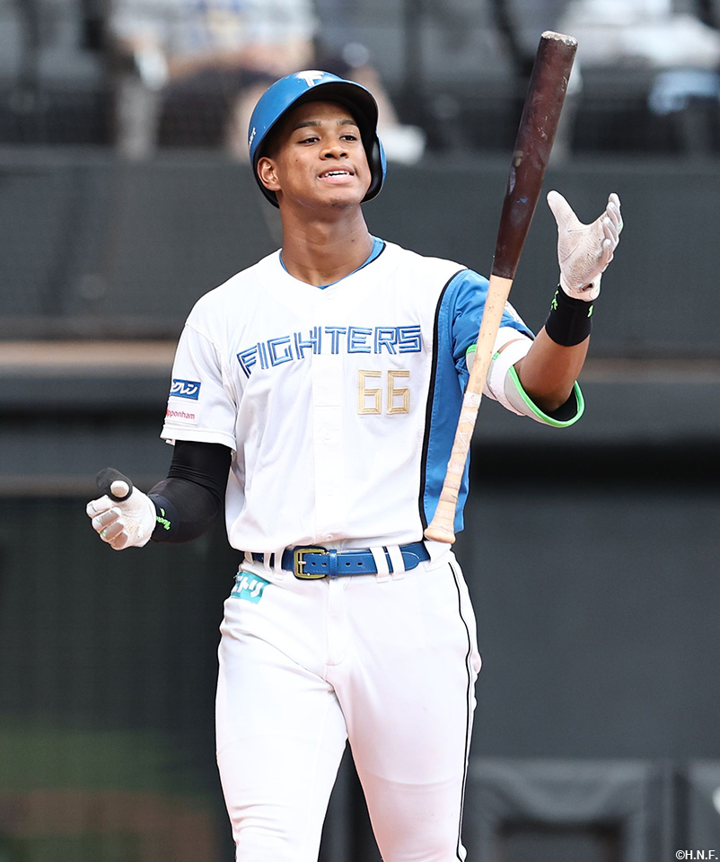 5回裏、好機で凡退し悔しがる万波選手