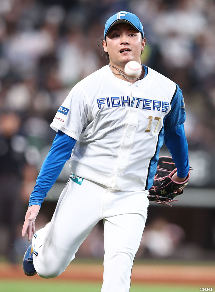 8回表、好守を見せる伊藤投手