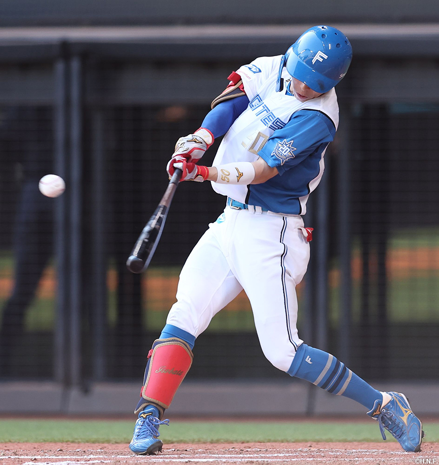 3回裏、センターへヒットを放つ五十幡選手