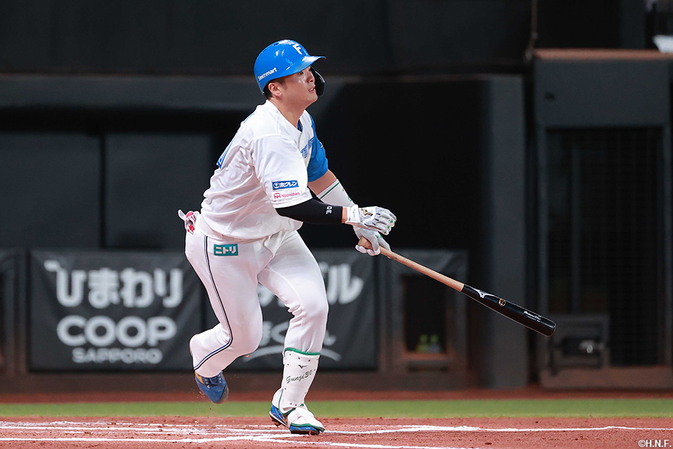 1回裏、ライトへヒットを放つ郡司選手