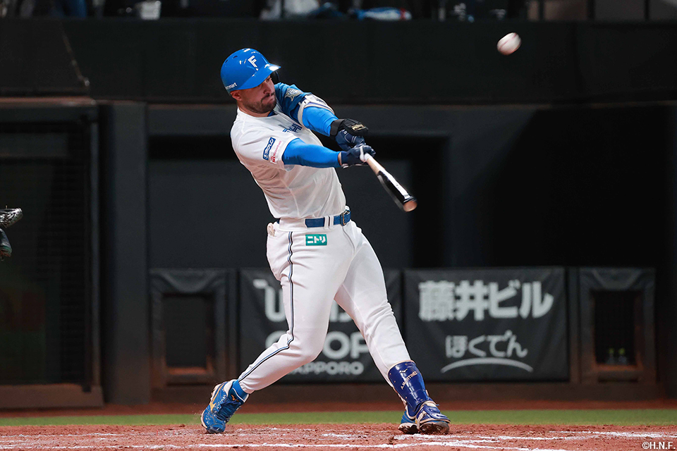 4回裏、ライトへ二塁打を放つマルティネス選手01