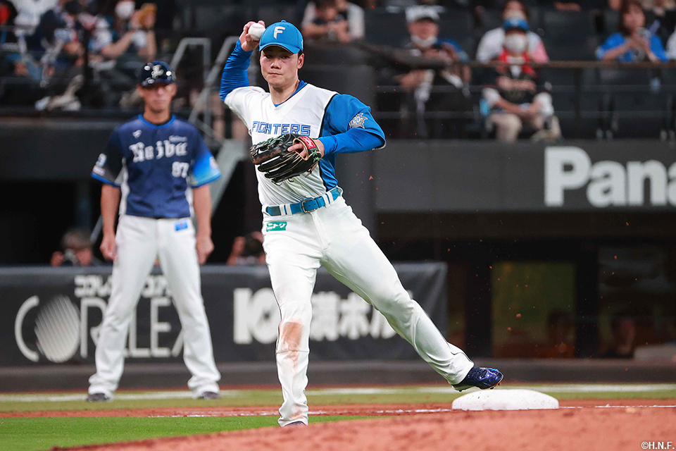 5回表、好守をみせる清宮選手