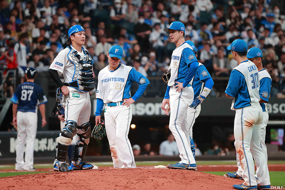 7回表、マウンドに集まる選手たち