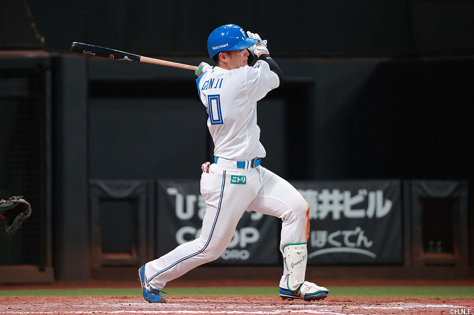 8回裏、レフトへヒットを放つ郡司選手