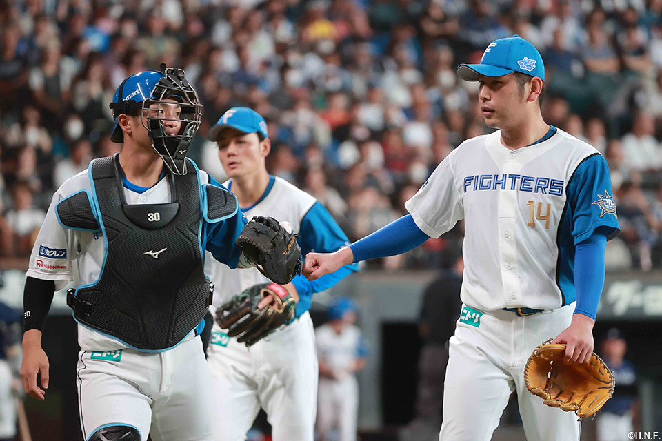 1回表を抑えた郡司選手と加藤貴投手