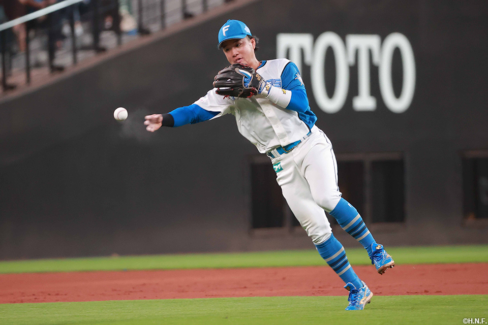 3回表、一塁へ送球する奈良間選手